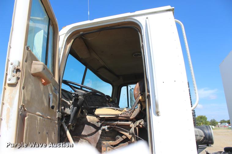 image for item L4785 1984 International C09670 tank truck