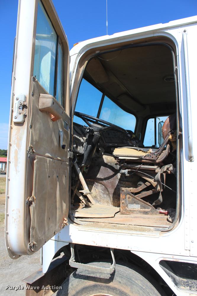 image for item L4785 1984 International C09670 tank truck