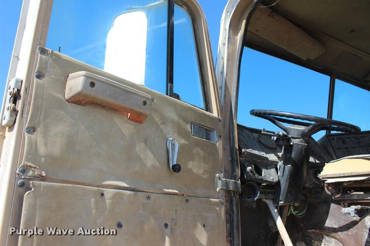 image for item L4785 1984 International C09670 tank truck