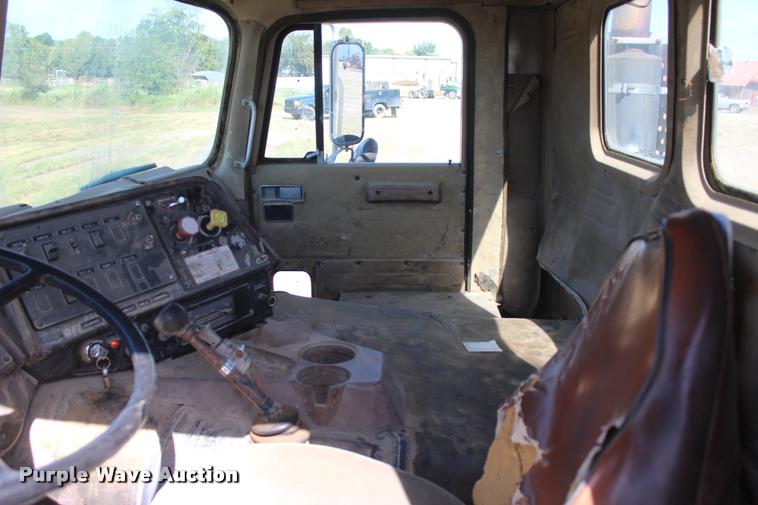 image for item L4785 1984 International C09670 tank truck