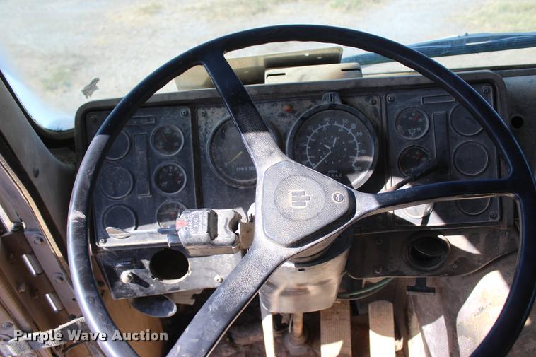 image for item L4785 1984 International C09670 tank truck