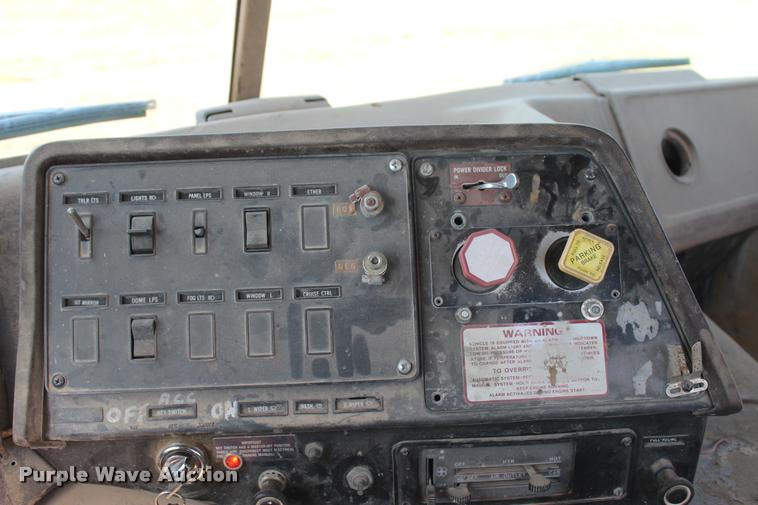 image for item L4785 1984 International C09670 tank truck