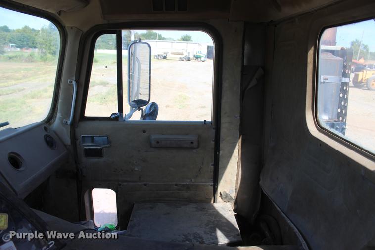 image for item L4785 1984 International C09670 tank truck