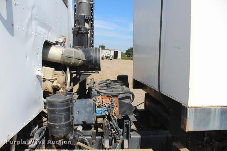 image for item L4785 1984 International C09670 tank truck