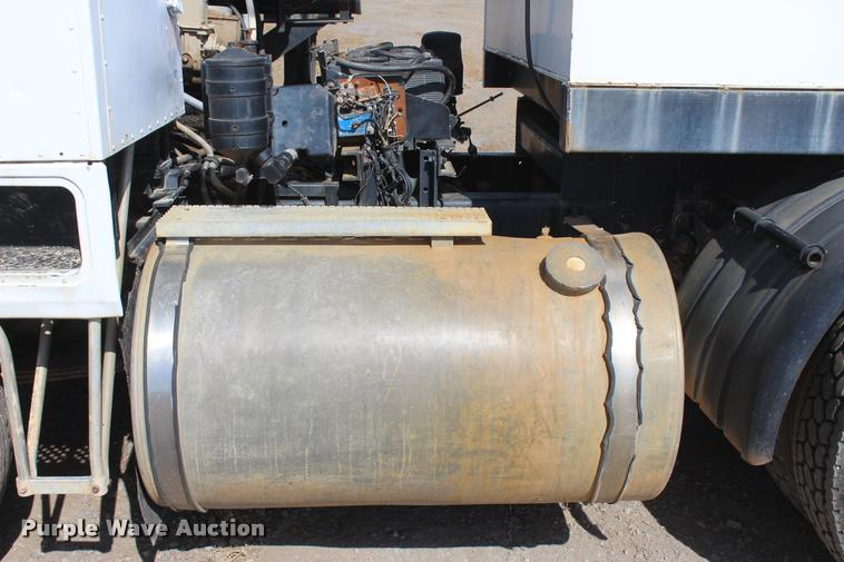 image for item L4785 1984 International C09670 tank truck