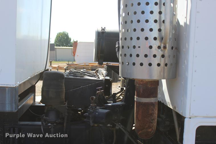 image for item L4785 1984 International C09670 tank truck