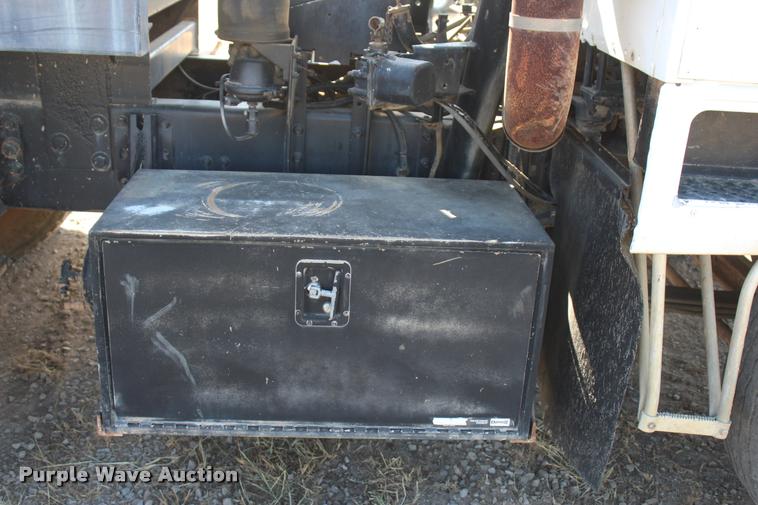 image for item L4785 1984 International C09670 tank truck