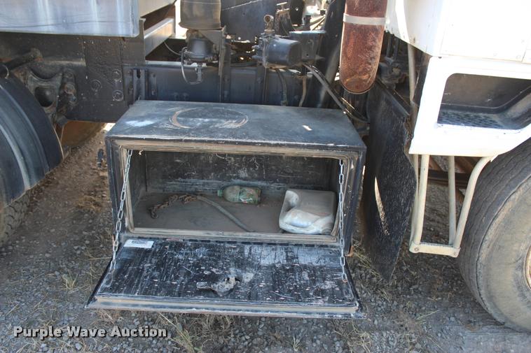 image for item L4785 1984 International C09670 tank truck