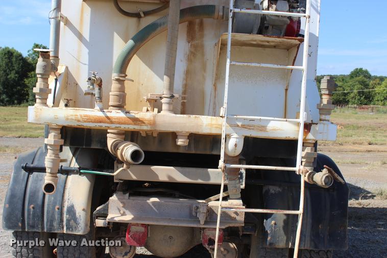 image for item L4785 1984 International C09670 tank truck