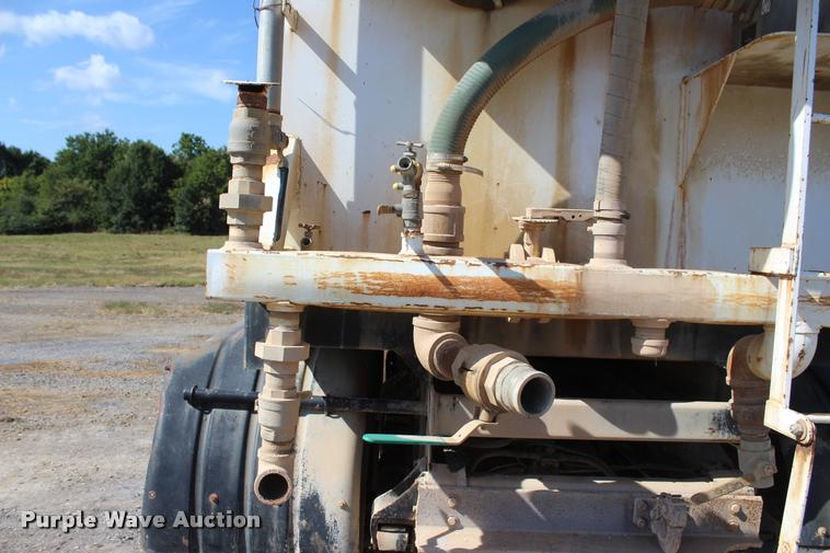 image for item L4785 1984 International C09670 tank truck