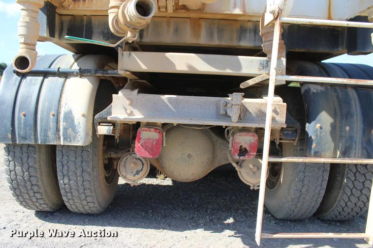 image for item L4785 1984 International C09670 tank truck