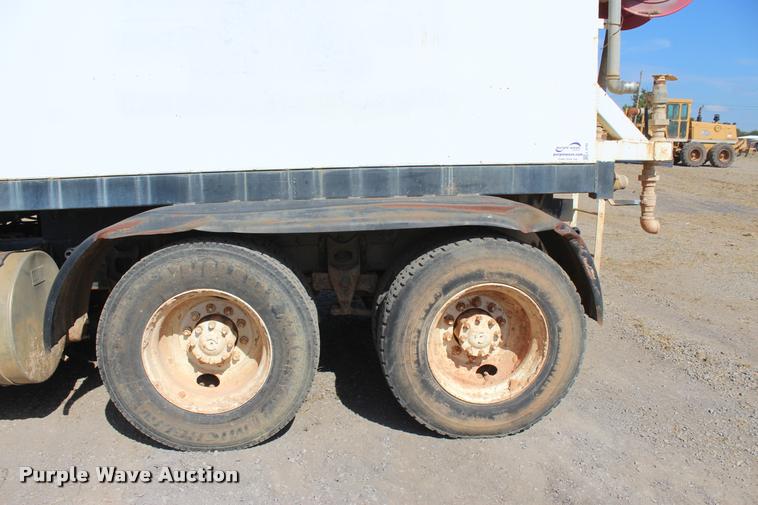 image for item L4785 1984 International C09670 tank truck