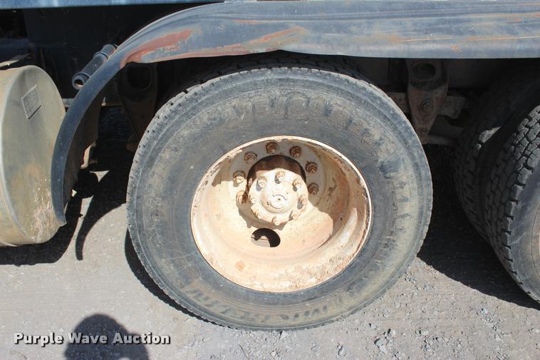 image for item L4785 1984 International C09670 tank truck