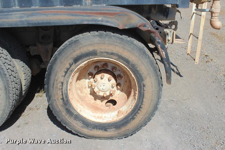 image for item L4785 1984 International C09670 tank truck