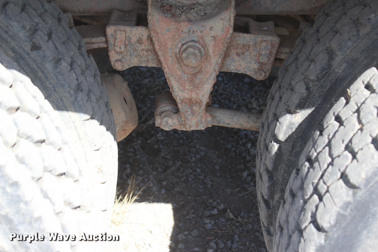 image for item L4785 1984 International C09670 tank truck