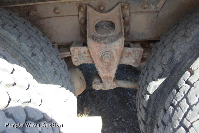 image for item L4785 1984 International C09670 tank truck