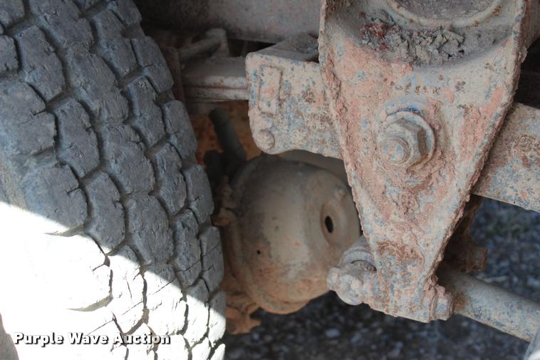 image for item L4785 1984 International C09670 tank truck