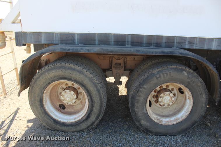 image for item L4785 1984 International C09670 tank truck