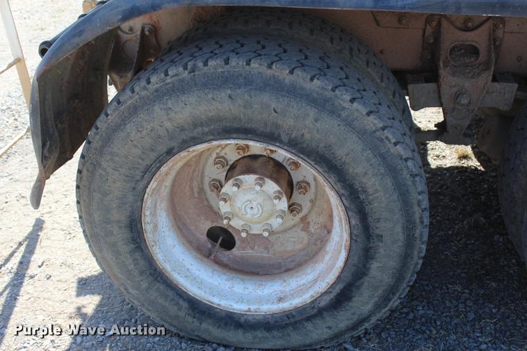 image for item L4785 1984 International C09670 tank truck