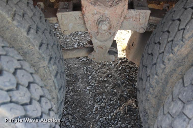 image for item L4785 1984 International C09670 tank truck