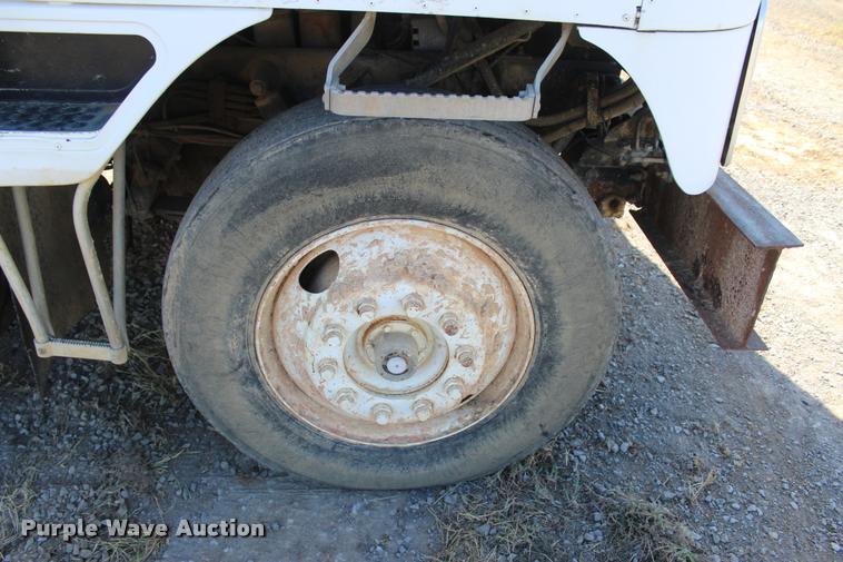 image for item L4785 1984 International C09670 tank truck