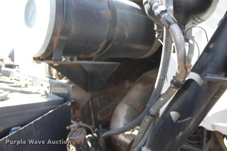 image for item L4785 1984 International C09670 tank truck