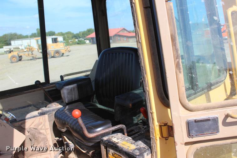 image for item L4789 1995 John Deere 750B LT dozer