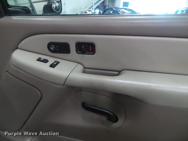 image for item K8179 2001 Chevrolet Tahoe LT SUV