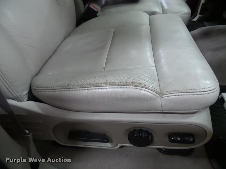 image for item K8183 2004 Ford F150 Lariat SuperCrew flatbed pickup truck