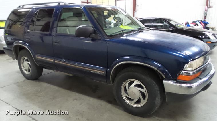 image for item K8187 2000 Chevrolet Blazer SUV