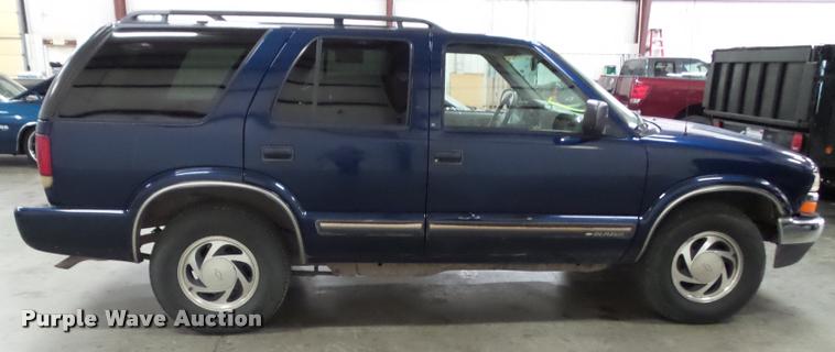 image for item K8187 2000 Chevrolet Blazer SUV