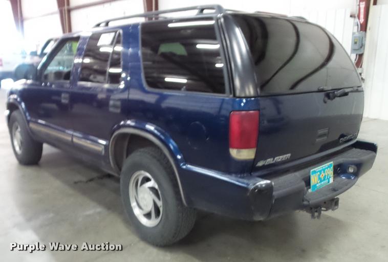 image for item K8187 2000 Chevrolet Blazer SUV