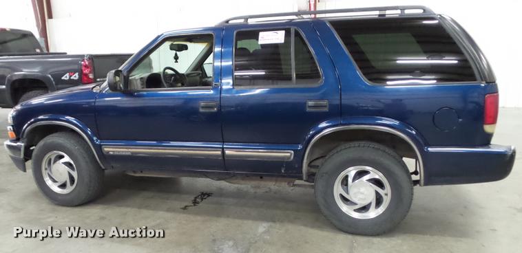 image for item K8187 2000 Chevrolet Blazer SUV