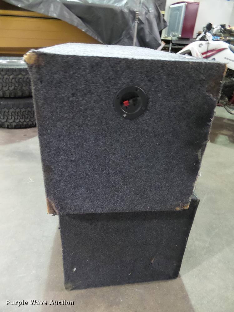 image for item BV9352 (2) speaker boxes with speakers