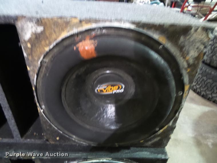 image for item BV9352 (2) speaker boxes with speakers