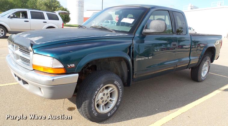 image for item J4751 1999 Dodge Dakota SLT Club Cab pickup truck