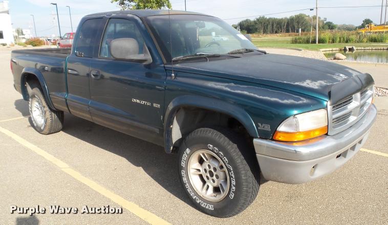 image for item J4751 1999 Dodge Dakota SLT Club Cab pickup truck