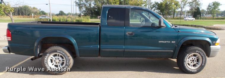 image for item J4751 1999 Dodge Dakota SLT Club Cab pickup truck