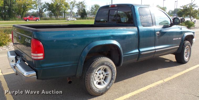 image for item J4751 1999 Dodge Dakota SLT Club Cab pickup truck