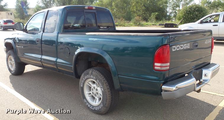 image for item J4751 1999 Dodge Dakota SLT Club Cab pickup truck