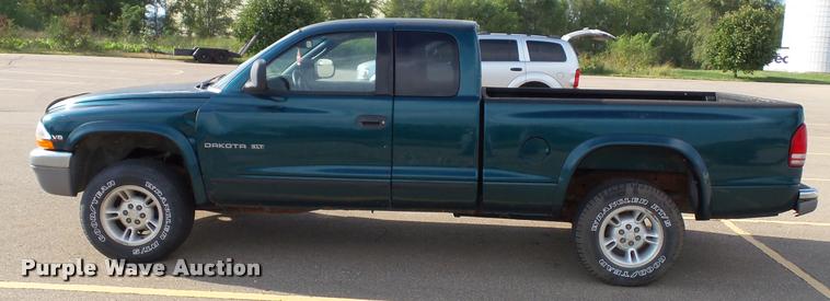 image for item J4751 1999 Dodge Dakota SLT Club Cab pickup truck