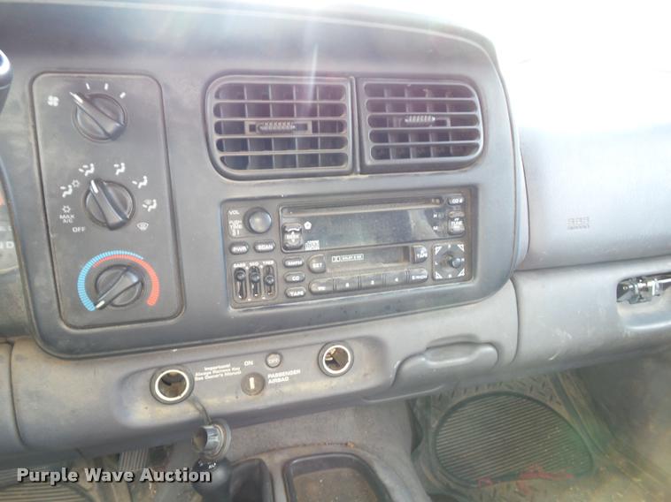 image for item J4751 1999 Dodge Dakota SLT Club Cab pickup truck