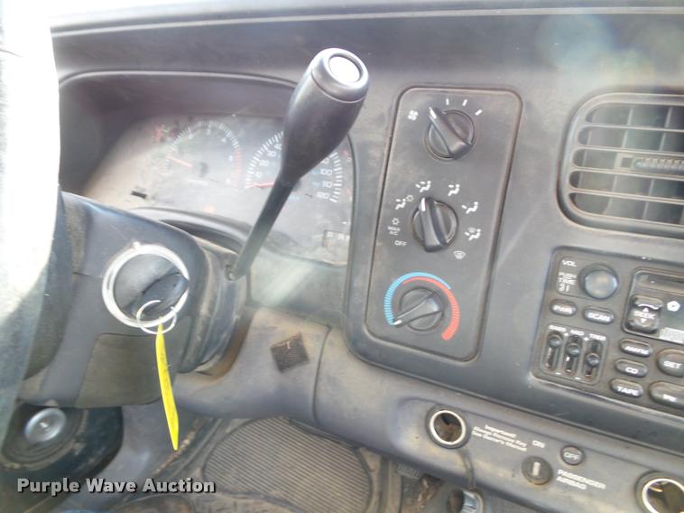 image for item J4751 1999 Dodge Dakota SLT Club Cab pickup truck