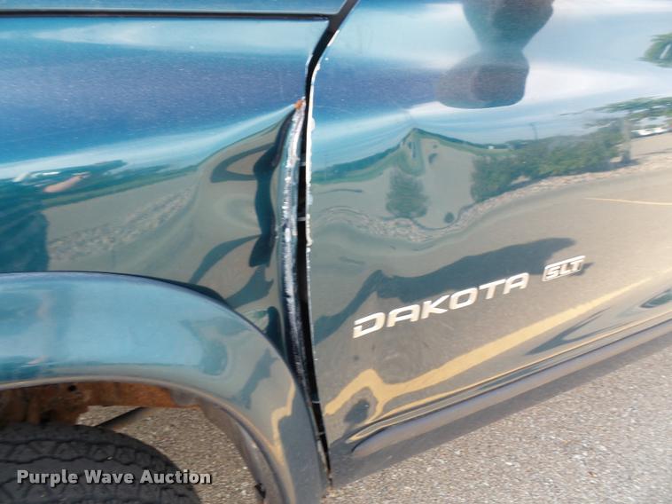 image for item J4751 1999 Dodge Dakota SLT Club Cab pickup truck