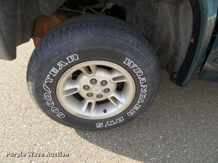 image for item J4751 1999 Dodge Dakota SLT Club Cab pickup truck