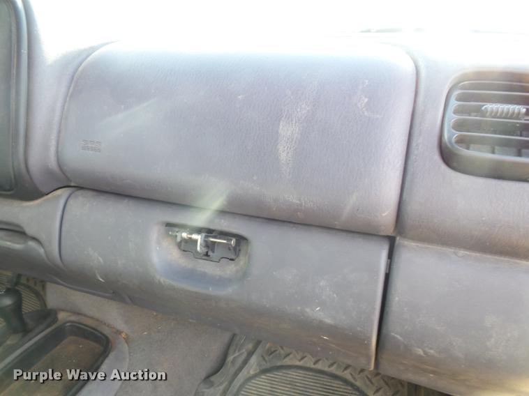 image for item J4751 1999 Dodge Dakota SLT Club Cab pickup truck