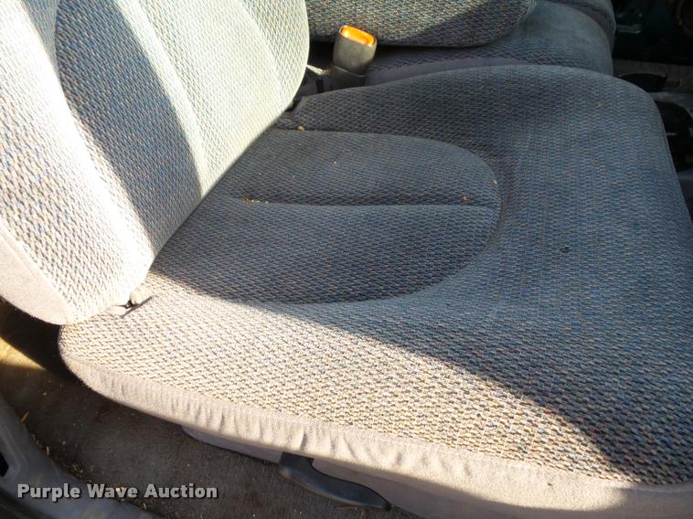 image for item J4751 1999 Dodge Dakota SLT Club Cab pickup truck