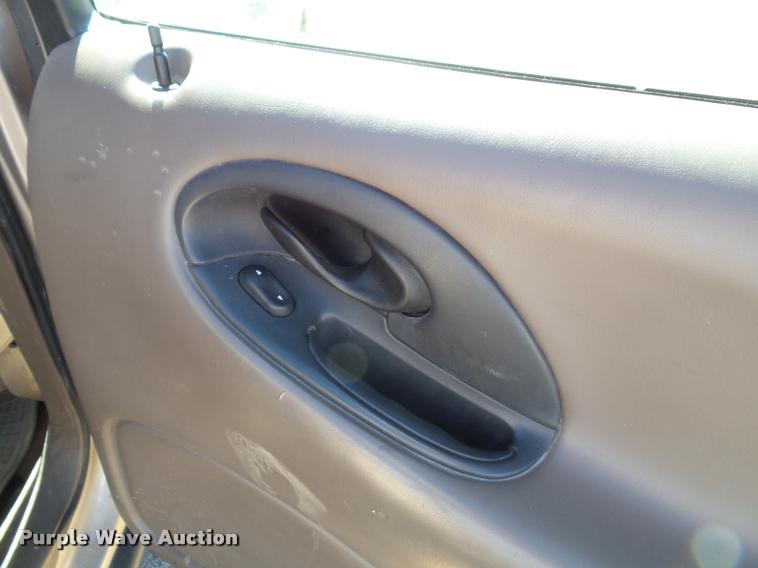 image for item J4755 1999 Ford Taurus SE