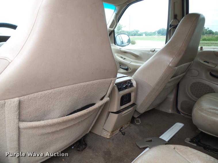 image for item J4788 2001 Ford Expedition Eddie Bauer SUV