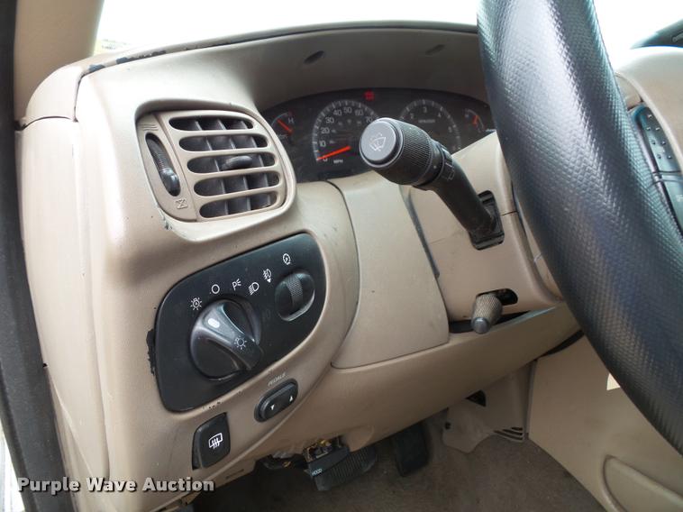 image for item J4788 2001 Ford Expedition Eddie Bauer SUV